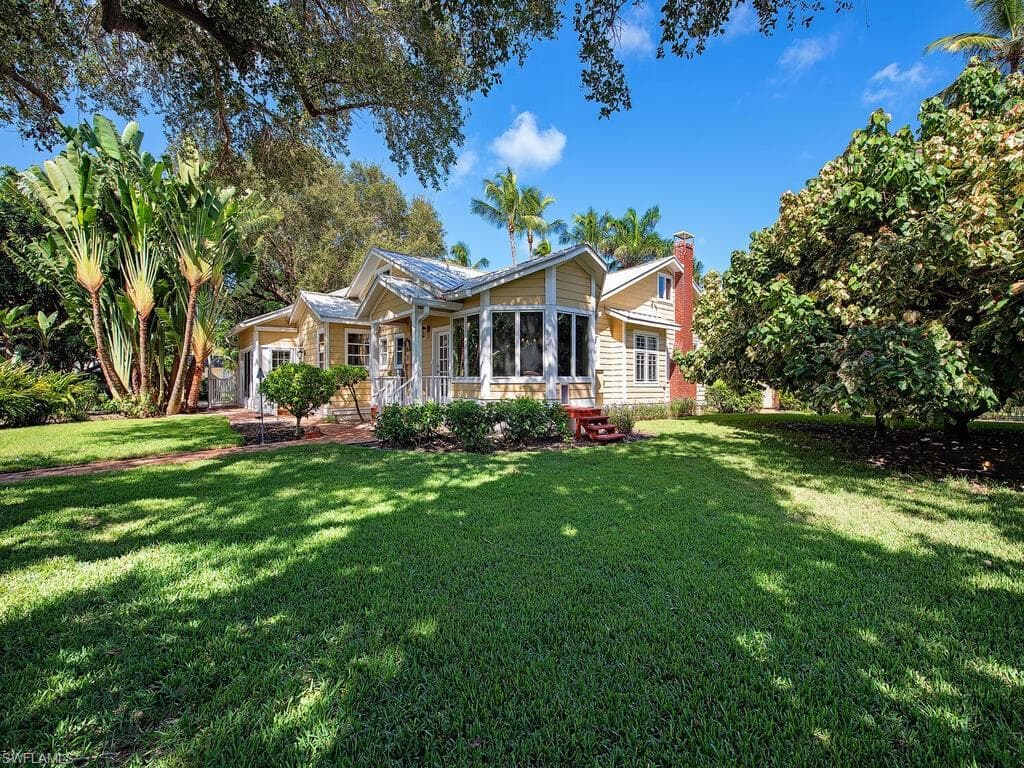 88 11th Ave S, Naples, FL 34102-3