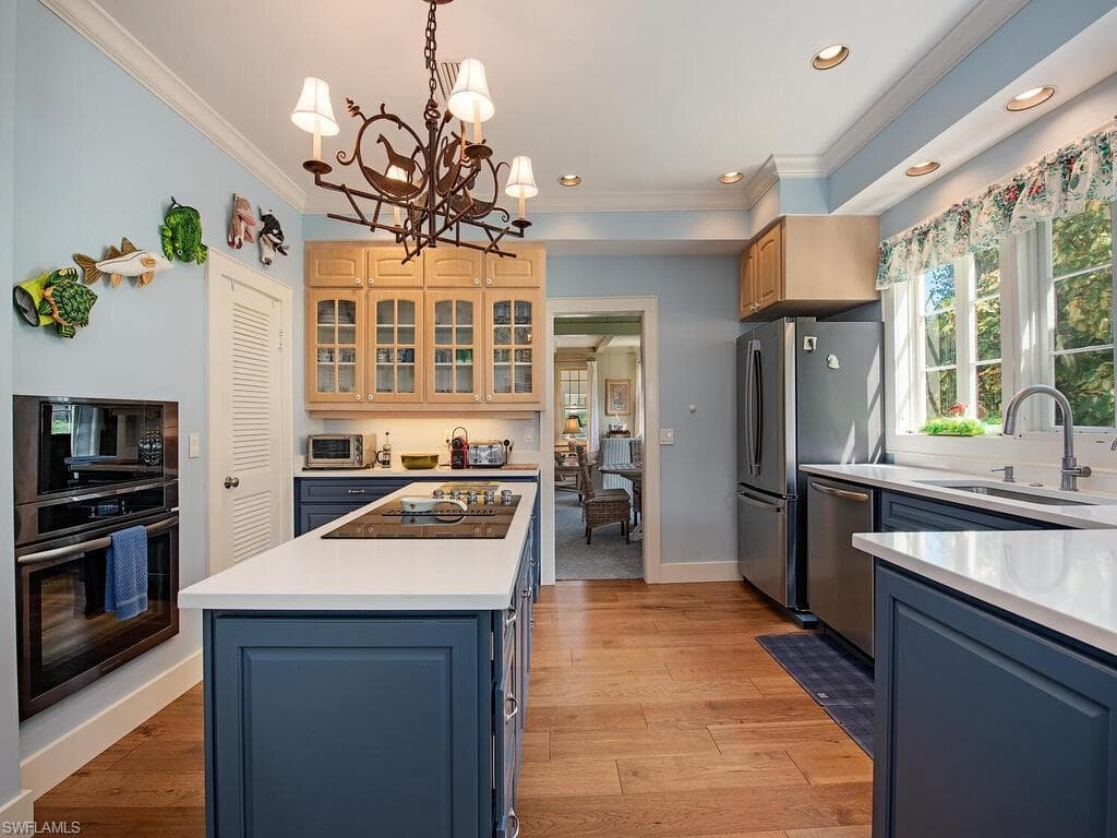 88 11th Ave S, Naples, FL 34102-7