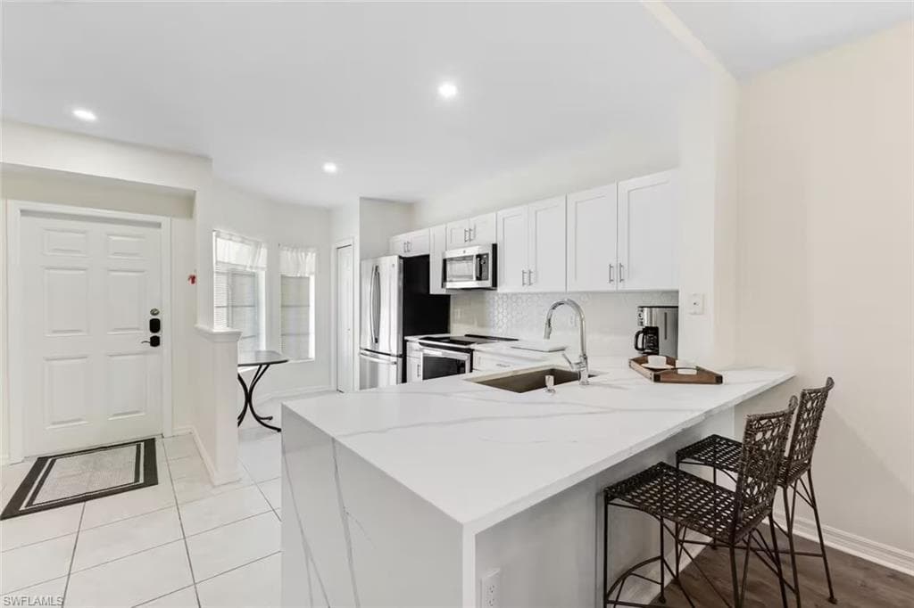 9185 Celeste Dr 204, Naples, FL 34113-3