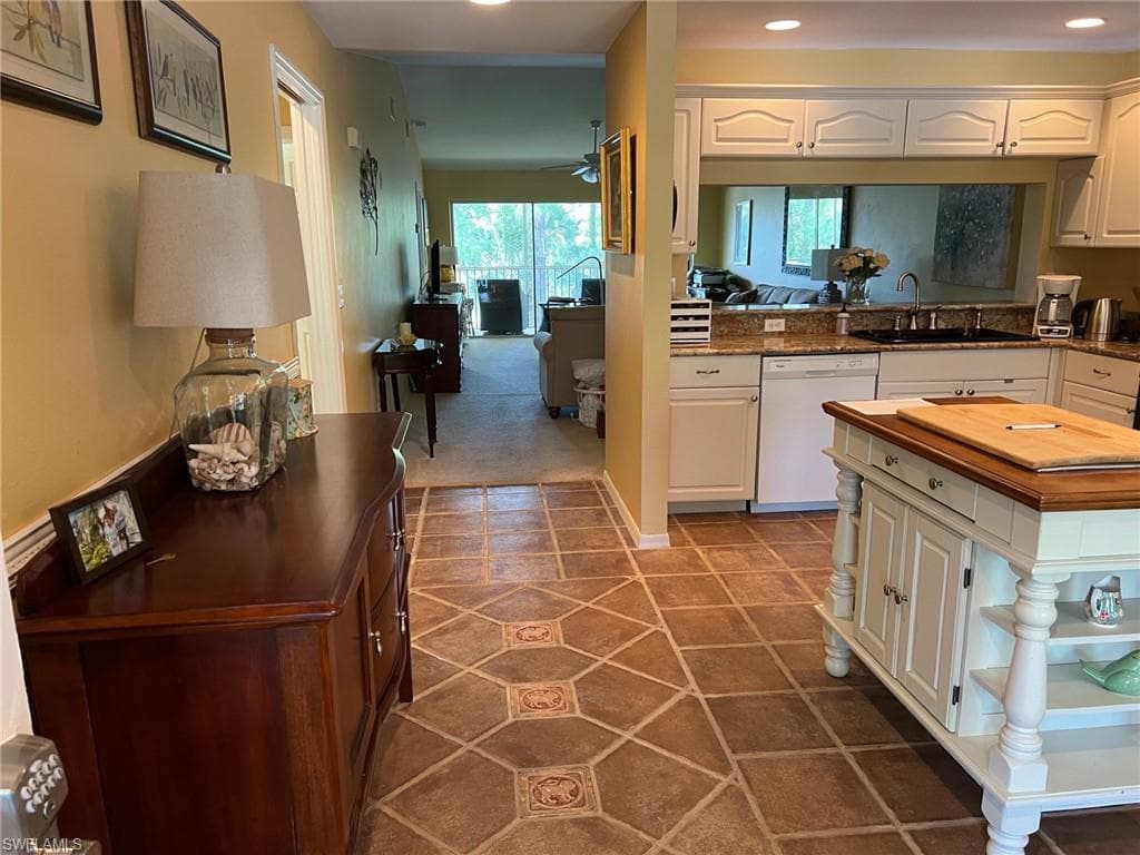 1120 Sarah Jean Cir B204, Naples, FL 34110-2