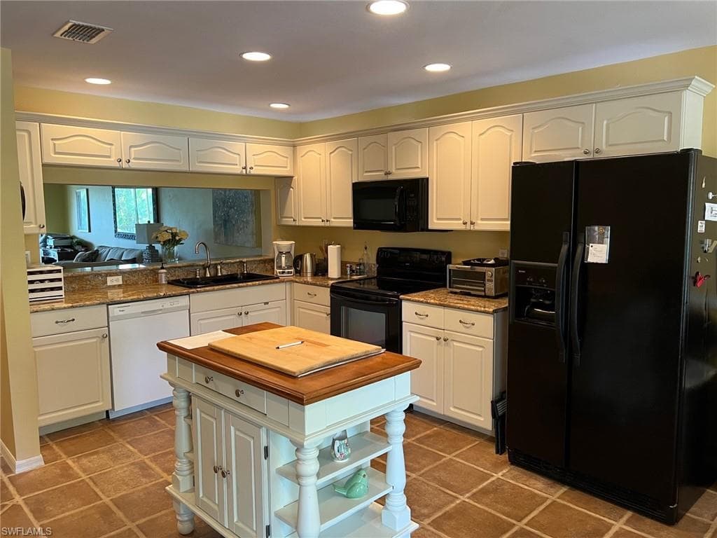 1120 Sarah Jean Cir B204, Naples, FL 34110-3