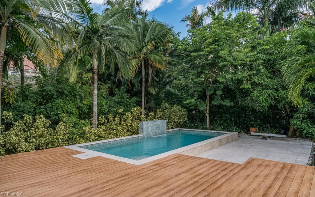 355 7th Ave S, Naples, FL 34102-25