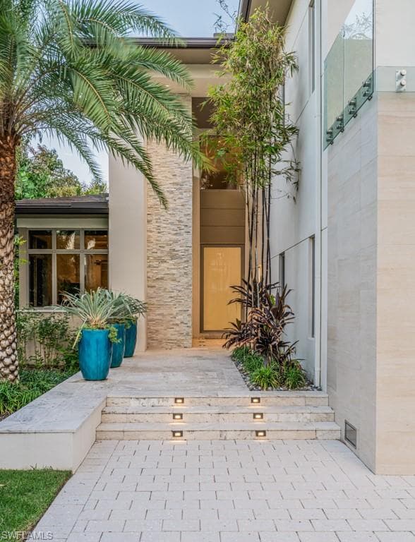 355 7th Ave S, Naples, FL 34102-2