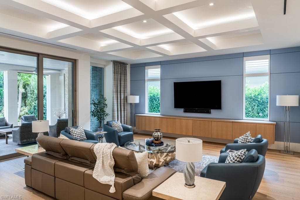 355 7th Ave S, Naples, FL 34102-3