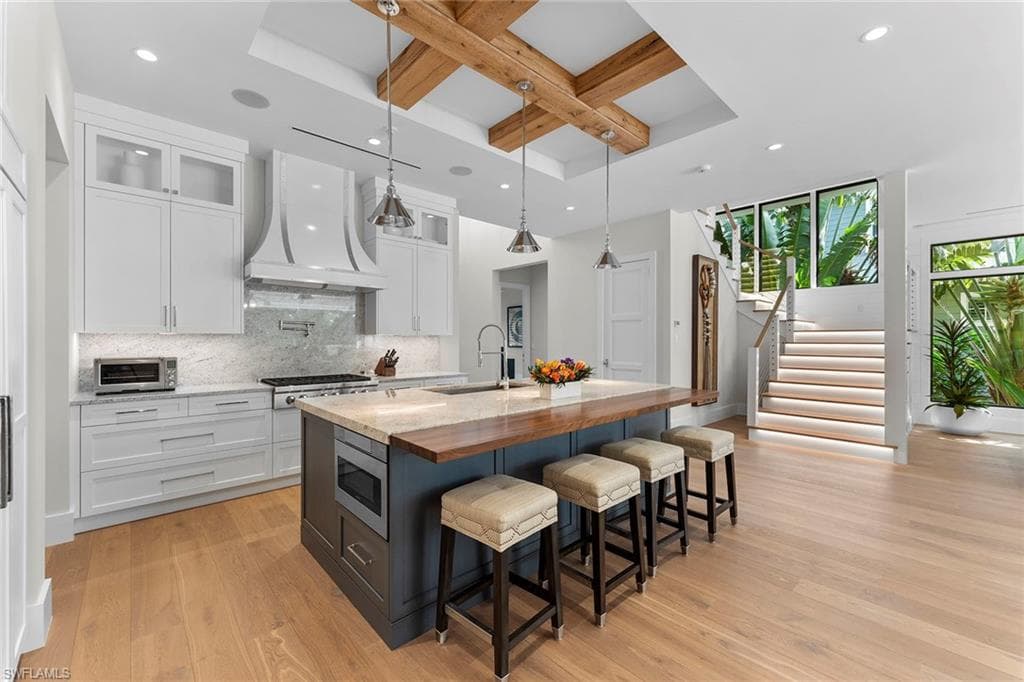 644 Lake Dr, Naples, FL 34102-10