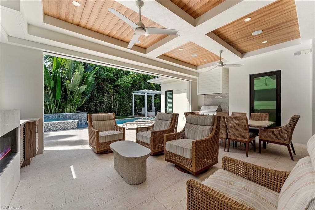 644 Lake Dr, Naples, FL 34102-12