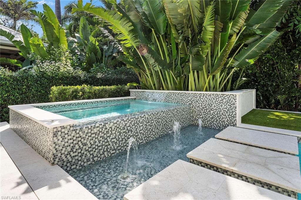 644 Lake Dr, Naples, FL 34102-17