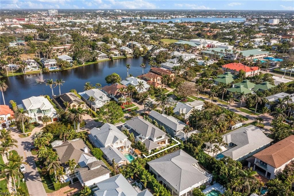 644 Lake Dr, Naples, FL 34102-40