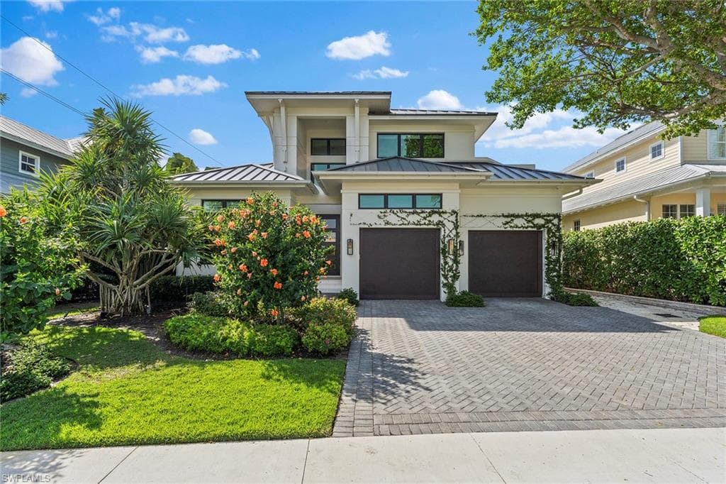 644 Lake Dr, Naples, FL 34102-42