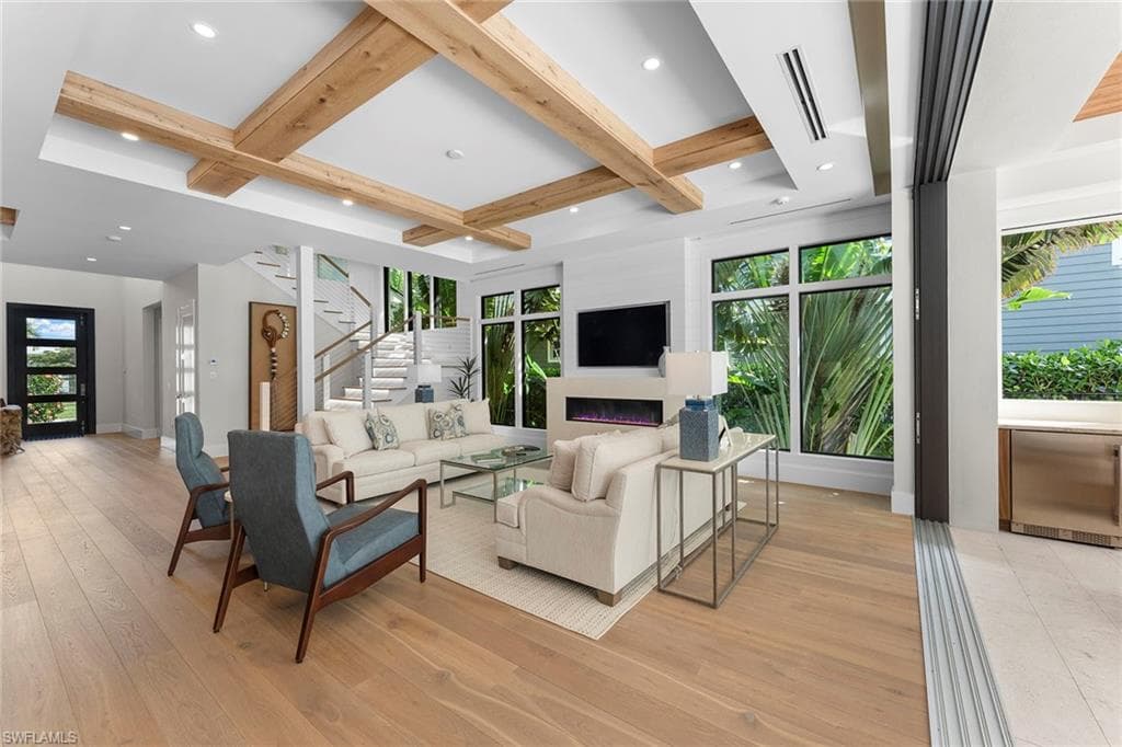 644 Lake Dr, Naples, FL 34102-4