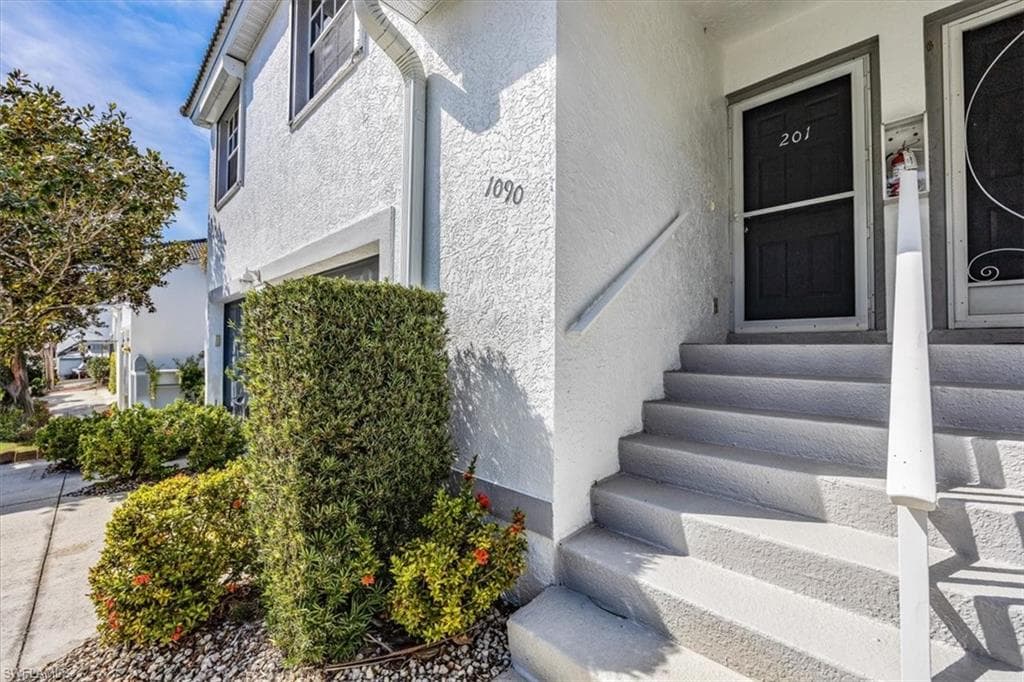 1090 Partridge Cir 201, Naples, FL 34104-3
