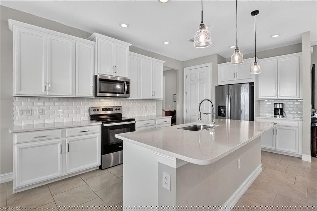 18725 Lake Hammock Dr, Naples, FL 34114-5