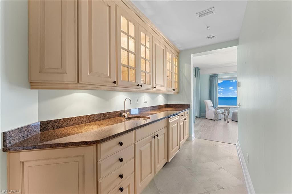 81 Seagate Dr 801, Naples, FL 34103-13