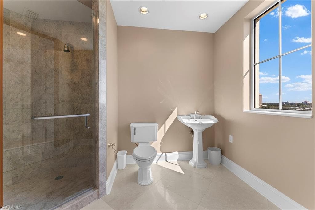 81 Seagate Dr 801, Naples, FL 34103-31