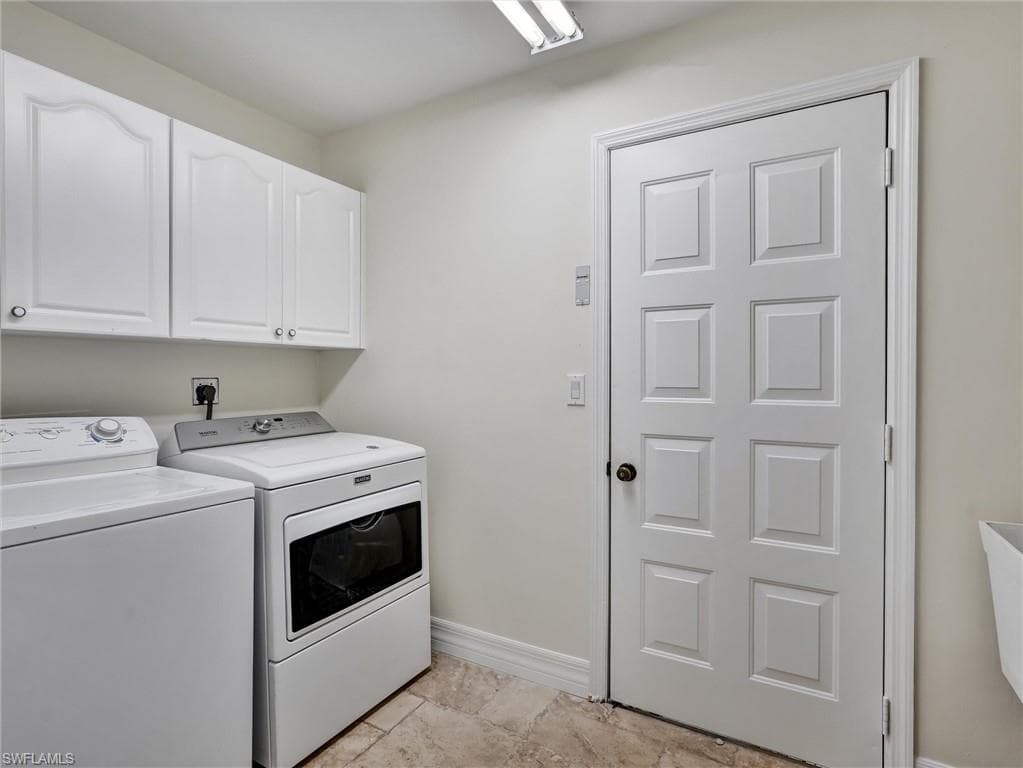 241 Saint James Way, Naples, FL 34104-20