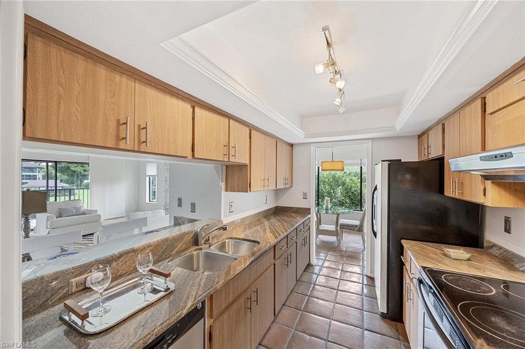 300 Misty Pines Cir C202, Naples, FL 34105-10
