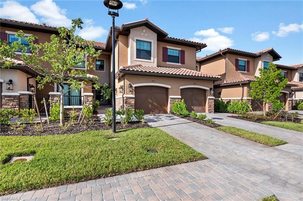 15328 Lucerna St 202, Naples, FL 34114-1