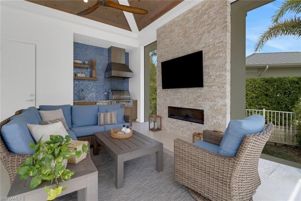 1300 Cobia Ct, Naples, FL 34102-28