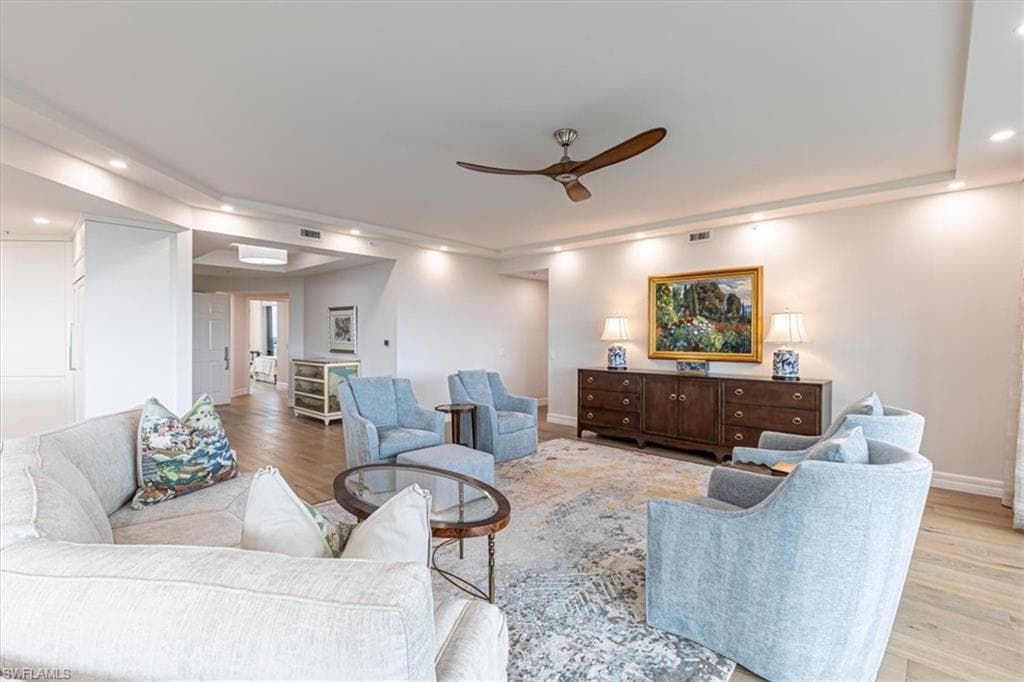 445 Cove Tower Dr 903, Naples, FL 34110-8