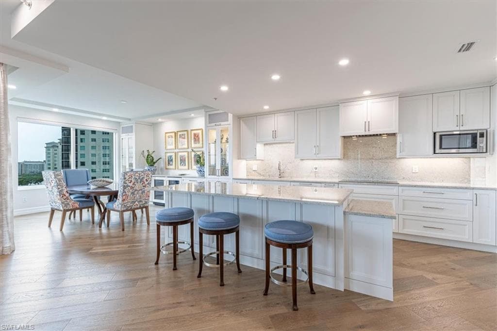 445 Cove Tower Dr 903, Naples, FL 34110-9