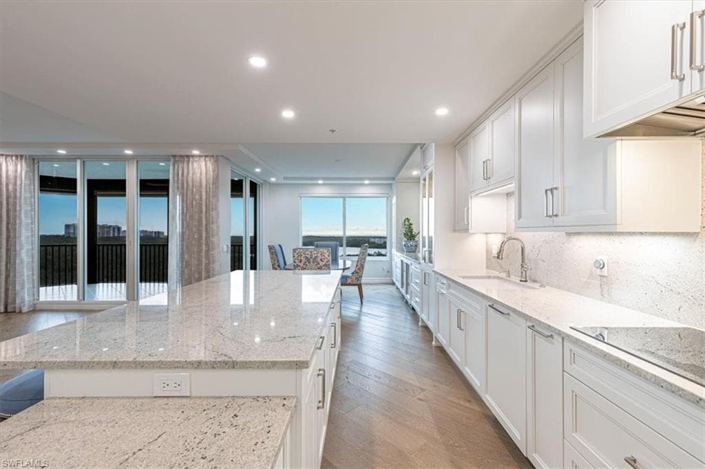 445 Cove Tower Dr 903, Naples, FL 34110-11
