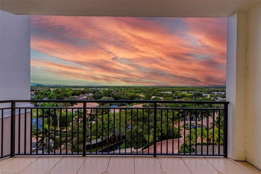445 Cove Tower Dr 903, Naples, FL 34110-28