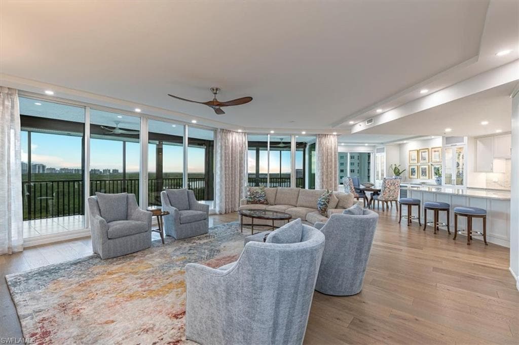 445 Cove Tower Dr 903, Naples, FL 34110-3