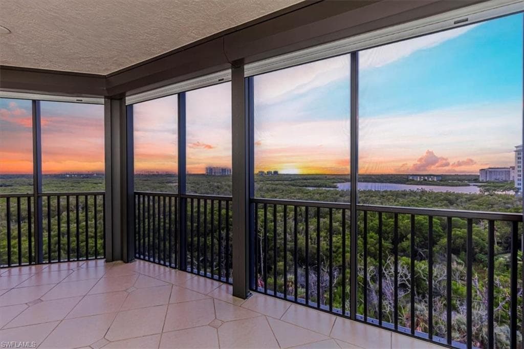445 Cove Tower Dr 903, Naples, FL 34110-4