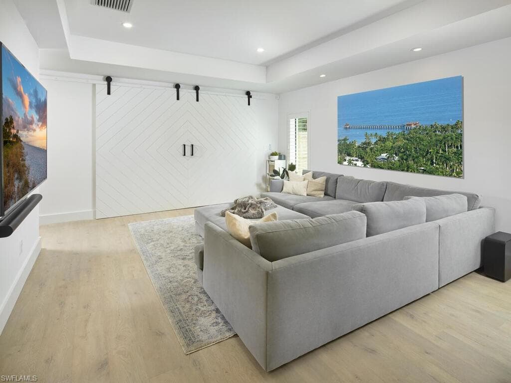 1080 13th St N, Naples, FL 34102-10