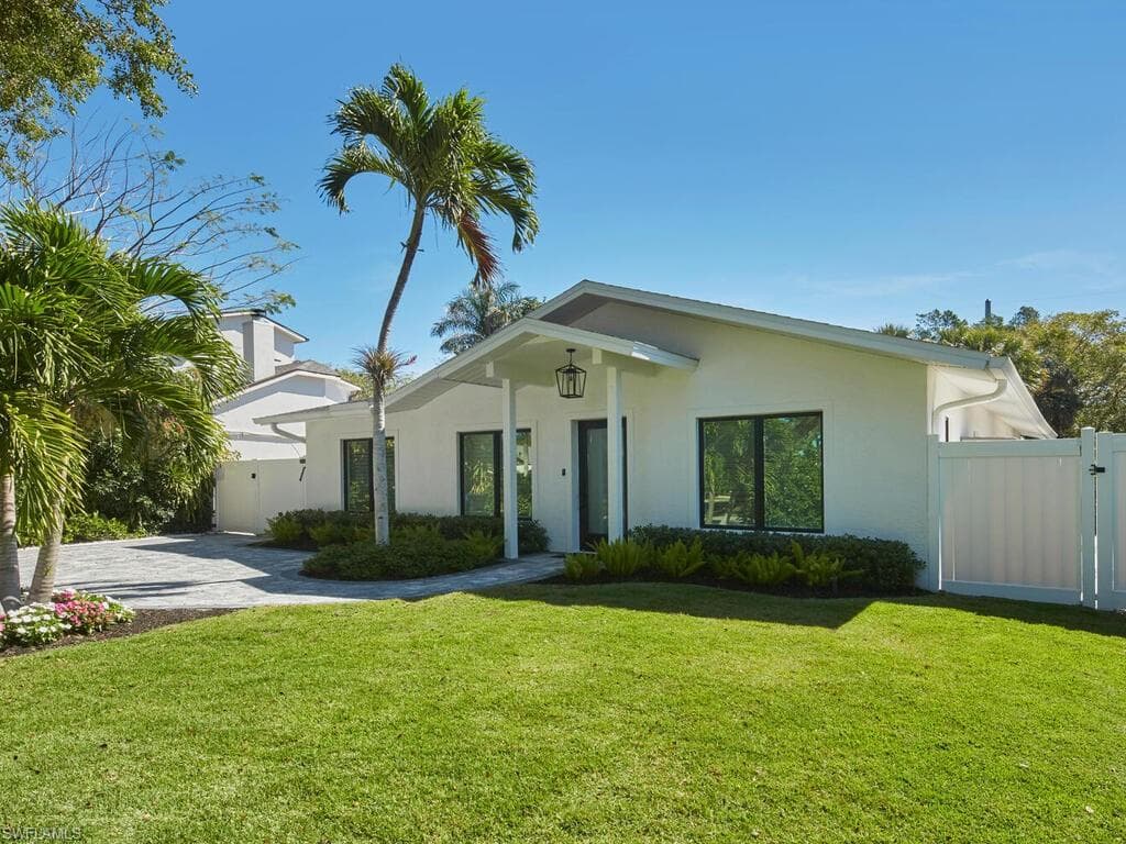 1080 13th St N, Naples, FL 34102-2