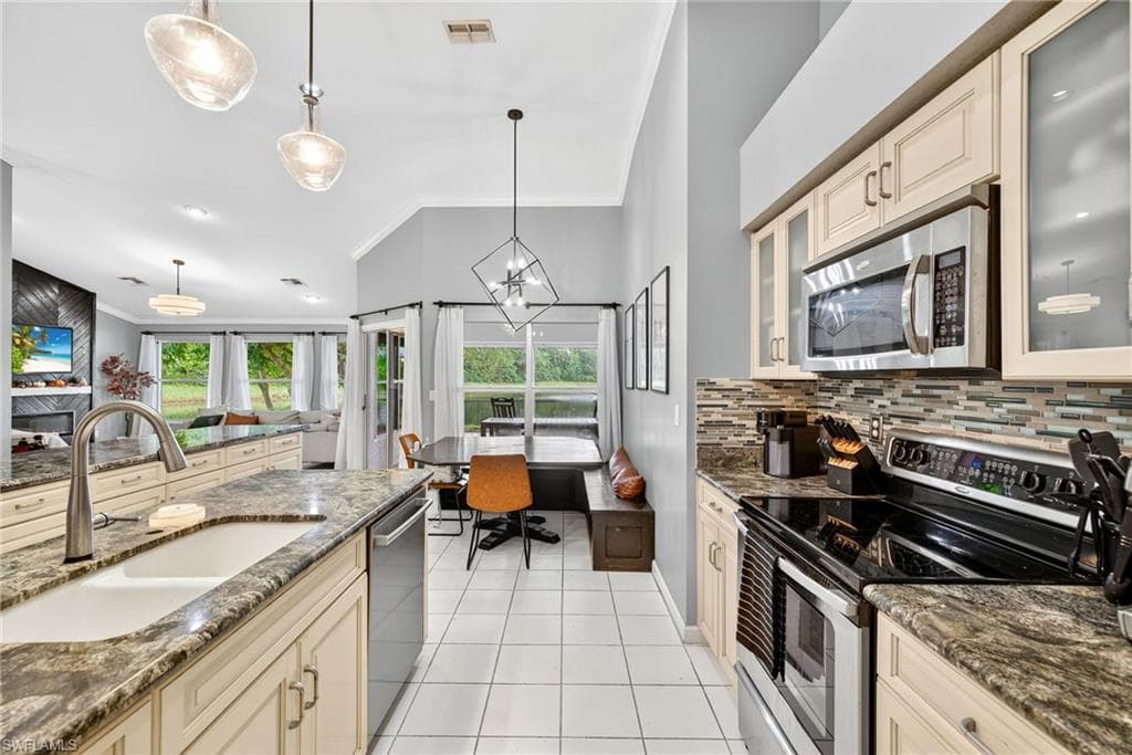 7867 Gardner Dr, Naples, FL 34109-9