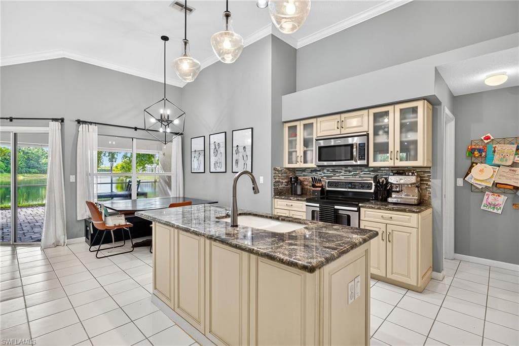7867 Gardner Dr, Naples, FL 34109-10