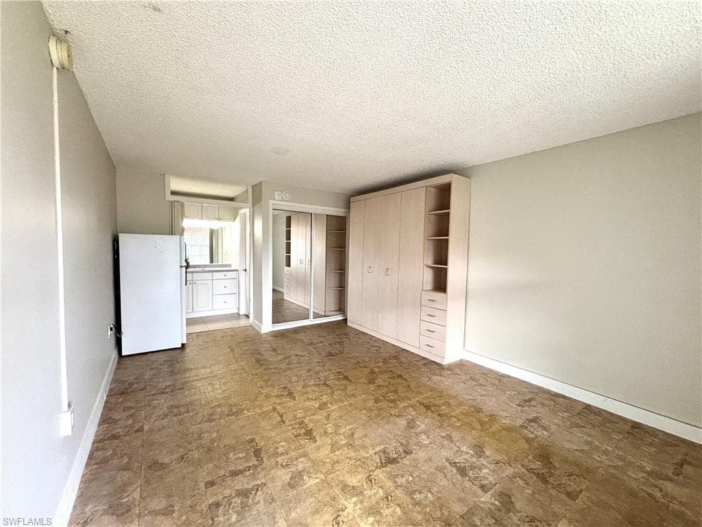 2555 9th St N 264, Naples, FL 34103-2