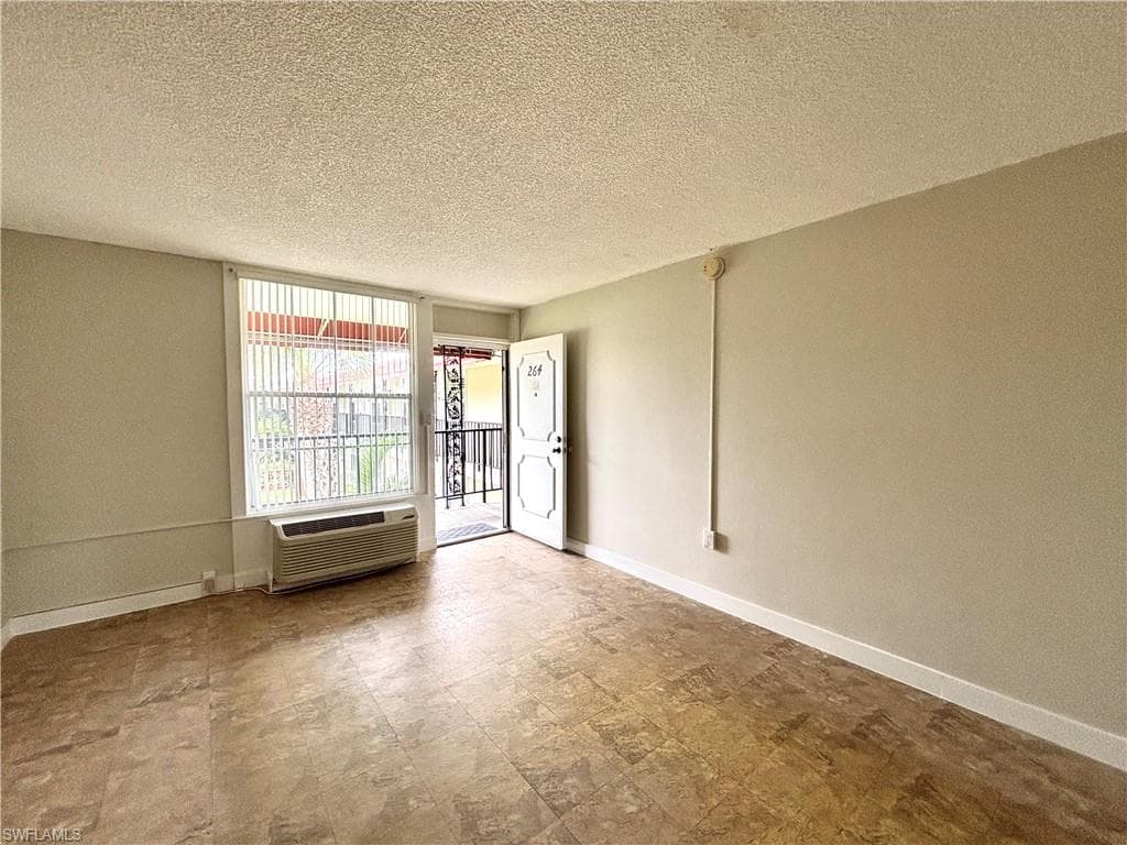 2555 9th St N 264, Naples, FL 34103-3
