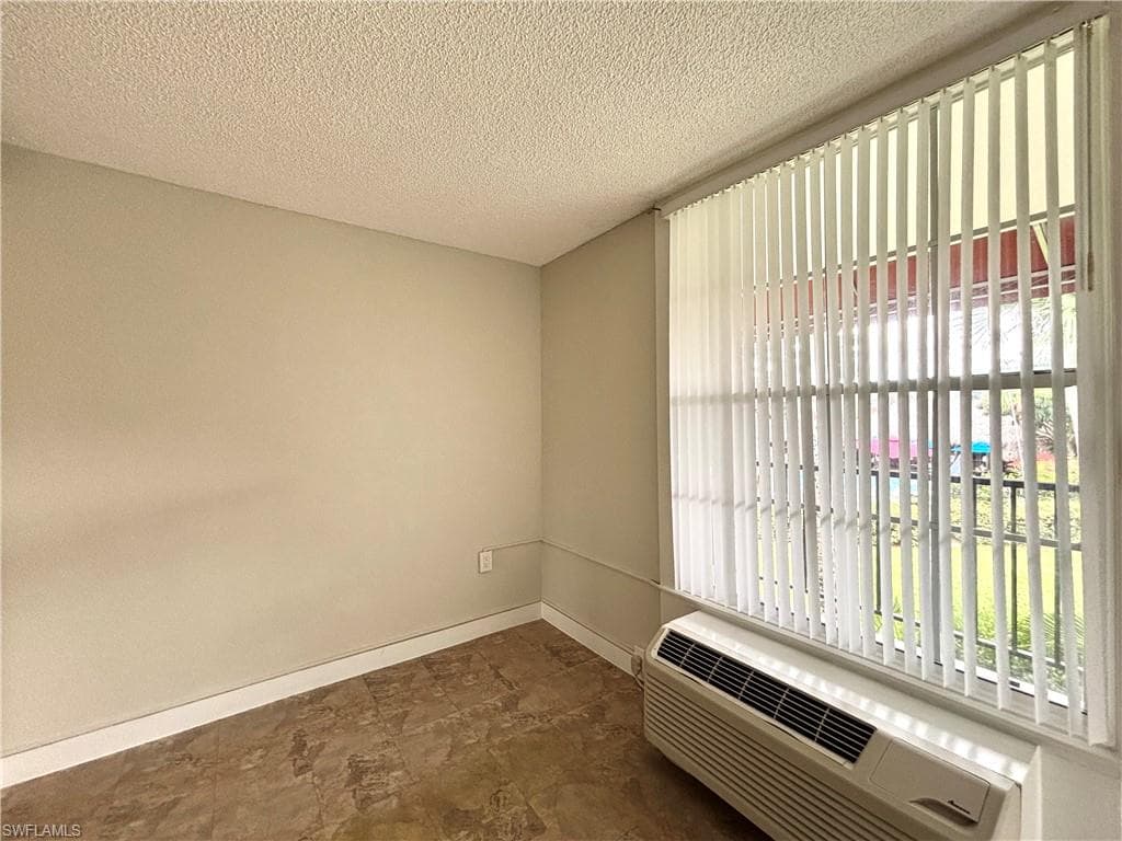 2555 9th St N 264, Naples, FL 34103-4