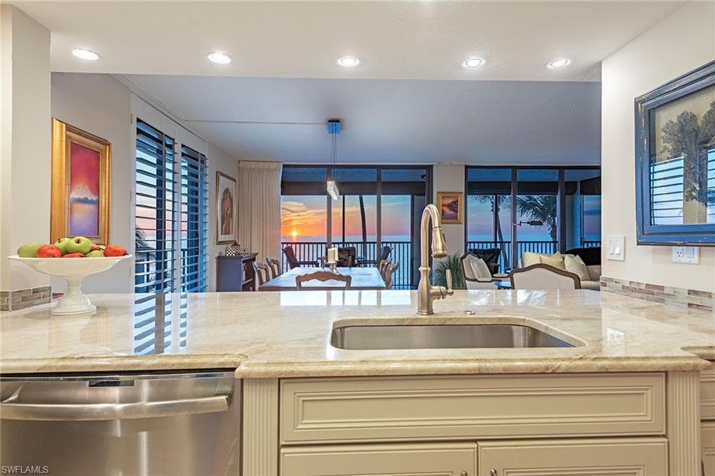 9715 Gulf Shore Dr 301, Naples, FL 34108-16