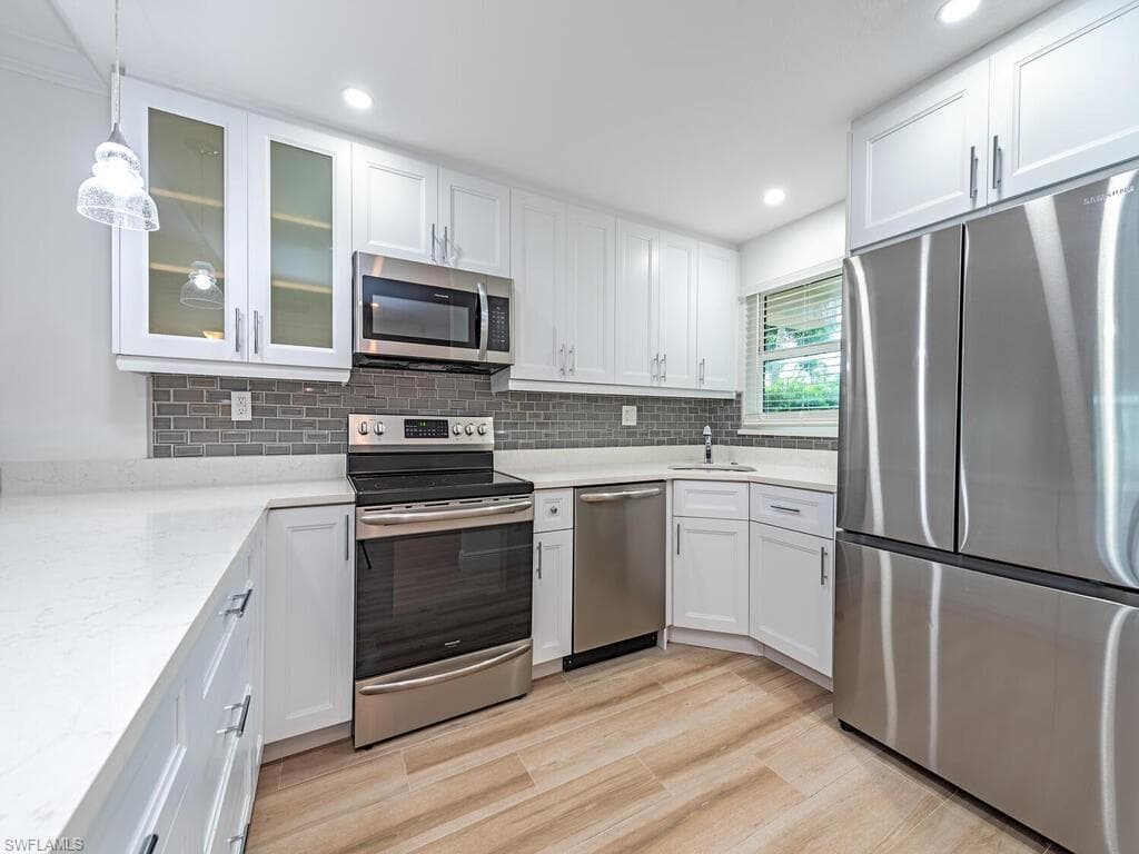 17 High Point Cir N 106, Naples, FL 34103-3