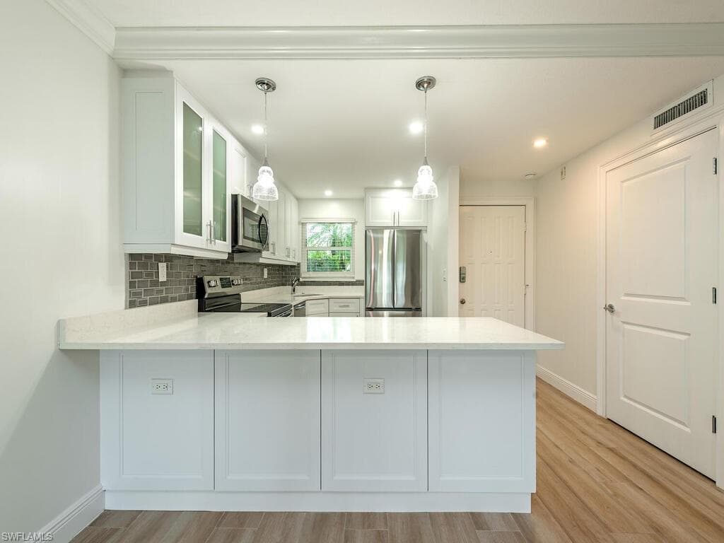 17 High Point Cir N 106, Naples, FL 34103-4