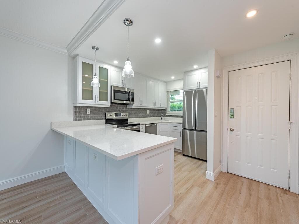 17 High Point Cir N 106, Naples, FL 34103-5