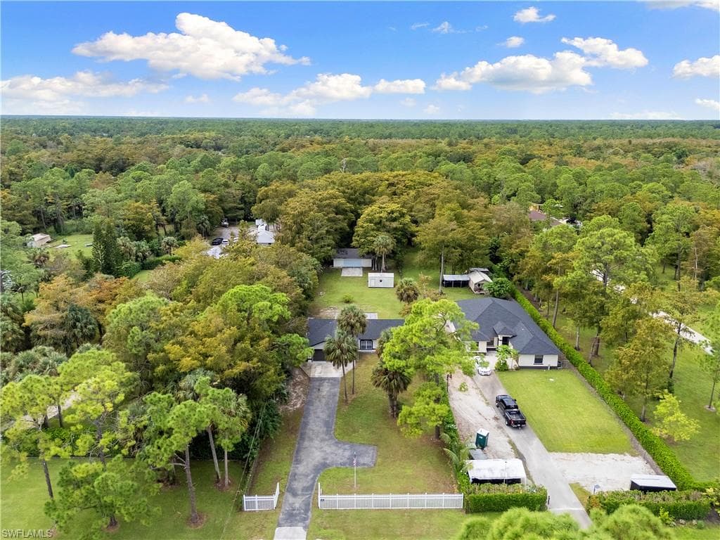 241 8th St SE, Naples, FL 34117-3