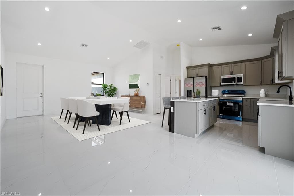 2458 9th Ter, Cape Coral, FL 33993-3