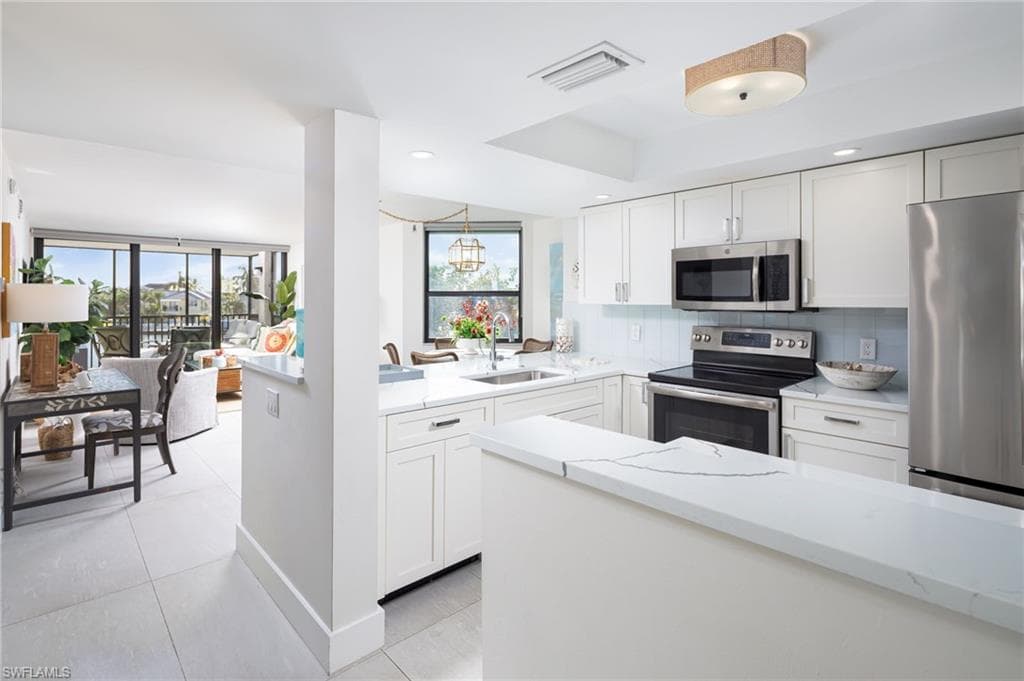 10562 Gulf Shore Dr 202, Naples, FL 34108-8