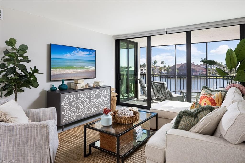 10562 Gulf Shore Dr 202, Naples, FL 34108-11