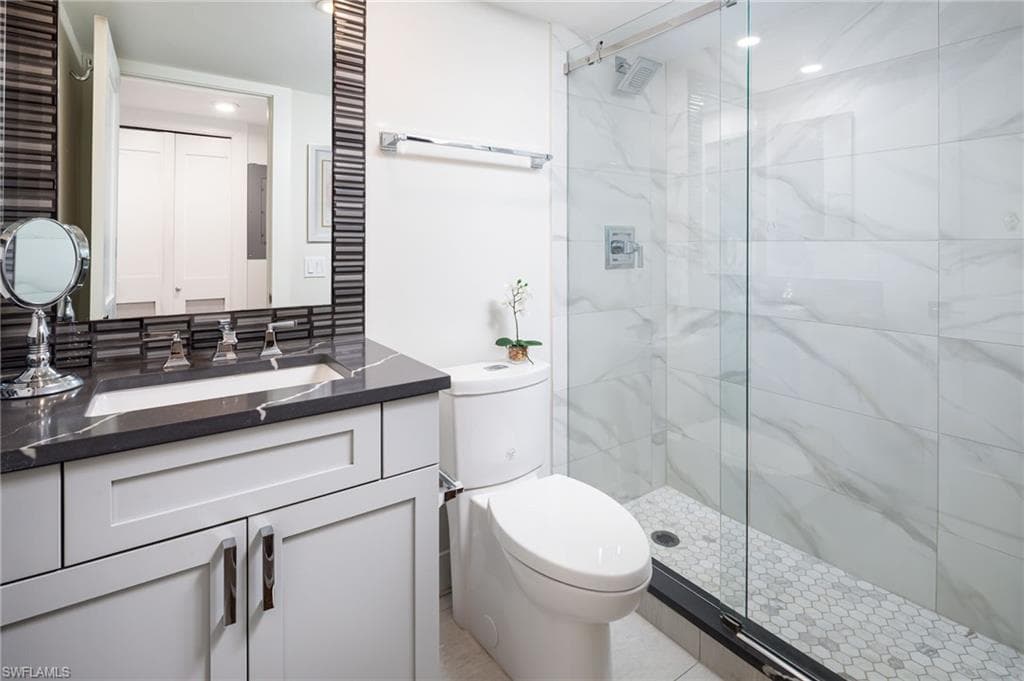 10562 Gulf Shore Dr 202, Naples, FL 34108-18