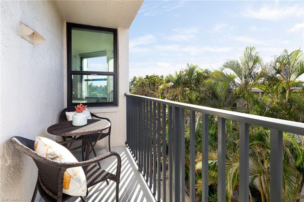 10562 Gulf Shore Dr 202, Naples, FL 34108-21