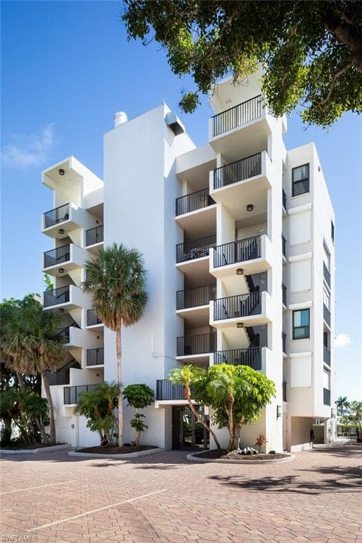 10562 Gulf Shore Dr 202, Naples, FL 34108-24