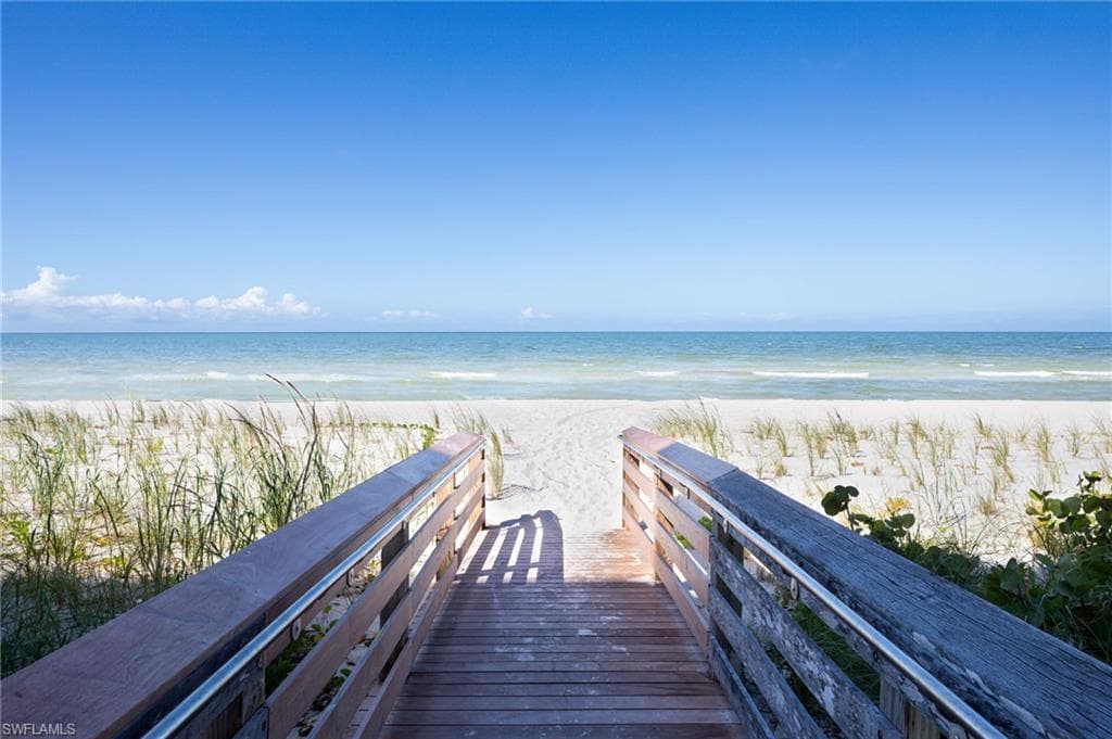 10562 Gulf Shore Dr 202, Naples, FL 34108-25