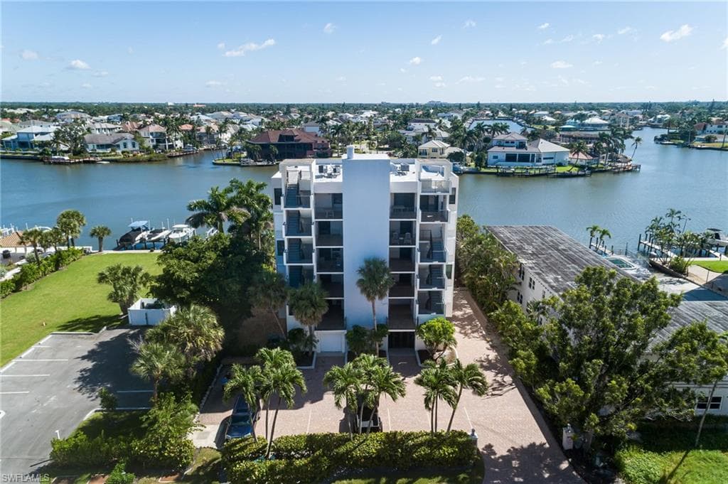 10562 Gulf Shore Dr 202, Naples, FL 34108-26