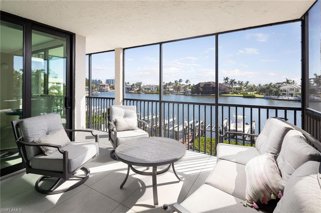 10562 Gulf Shore Dr 202, Naples, FL 34108-2