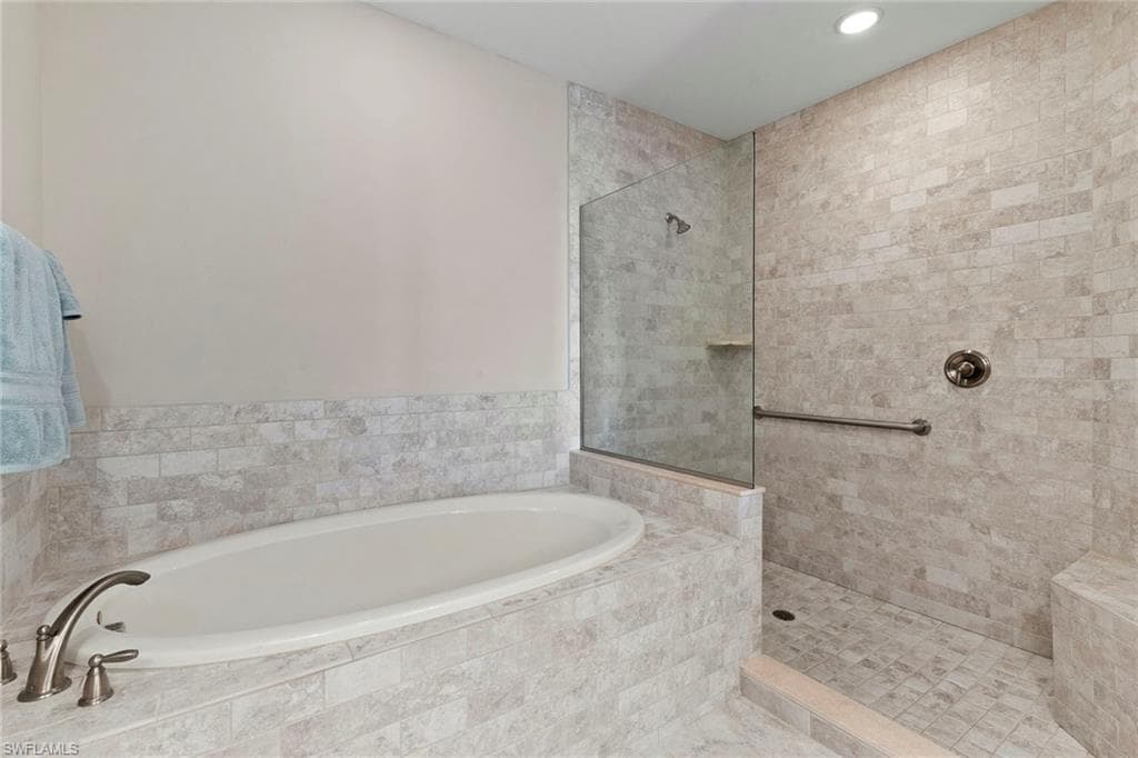 2550 Marquesa Royale Ln 201, Naples, FL 34109-21